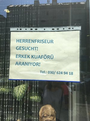 Důležité informace bývají často psány v němčině i turečtině